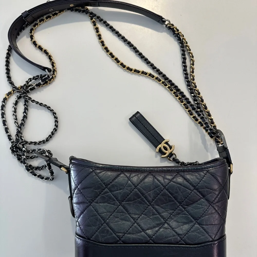 Chanel small Gabrielle hobo in black iridescent aged calfskin - Picture 3 of 17